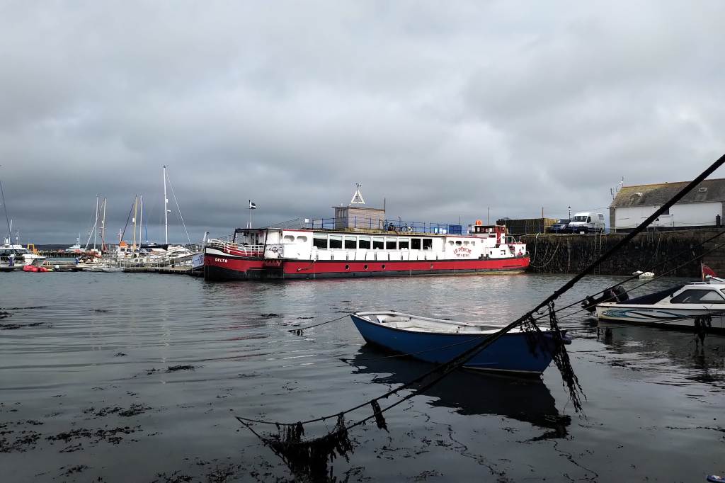 The beach from Arwenack Club to The Chainlocker