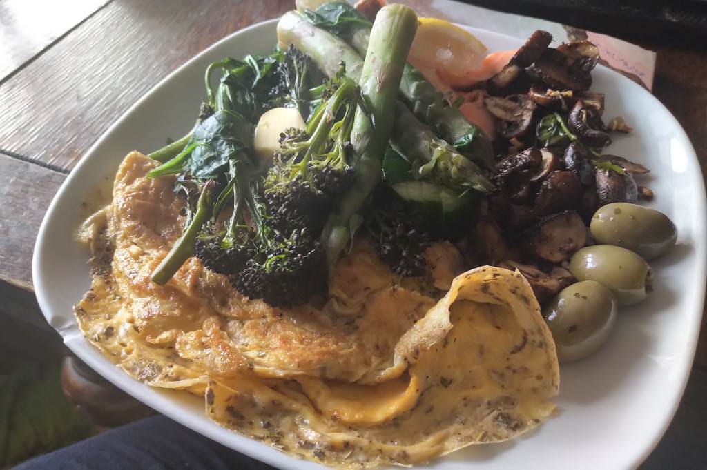 Omlette with steamed vegetatables and salmon with olives and mushrooms